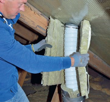 Kondens ventilation: Fäst isoleringen runt slangen Kondens ventilation: Fäst isoleringen runt slangen